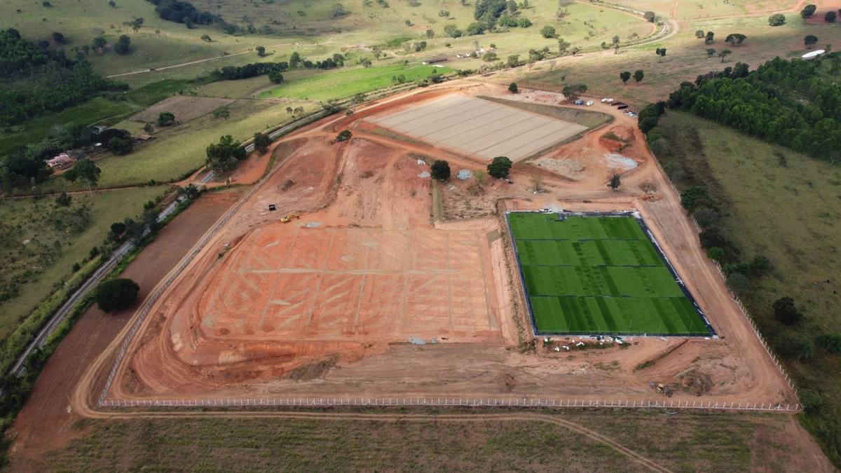 Vista aérea da obra do CT Inter de Minas em junho de 2026